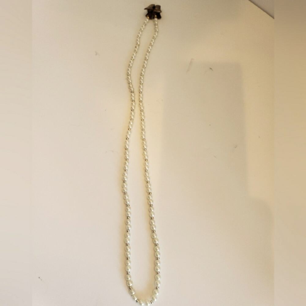 A.pair of‎ eyeglass holders that go around the neck bundle # 8